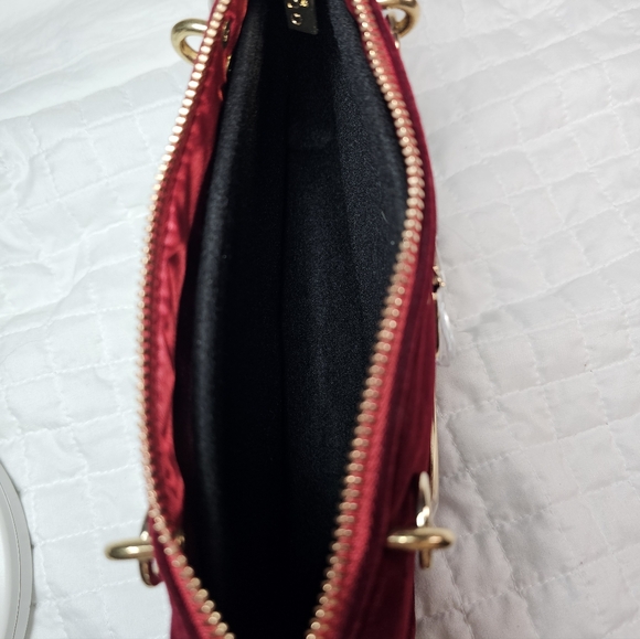 Gucci Beauty Burgundy Bee Shoulder Crossbody Bag With Matching Pearl Chain Strap - Picture 6 of 12